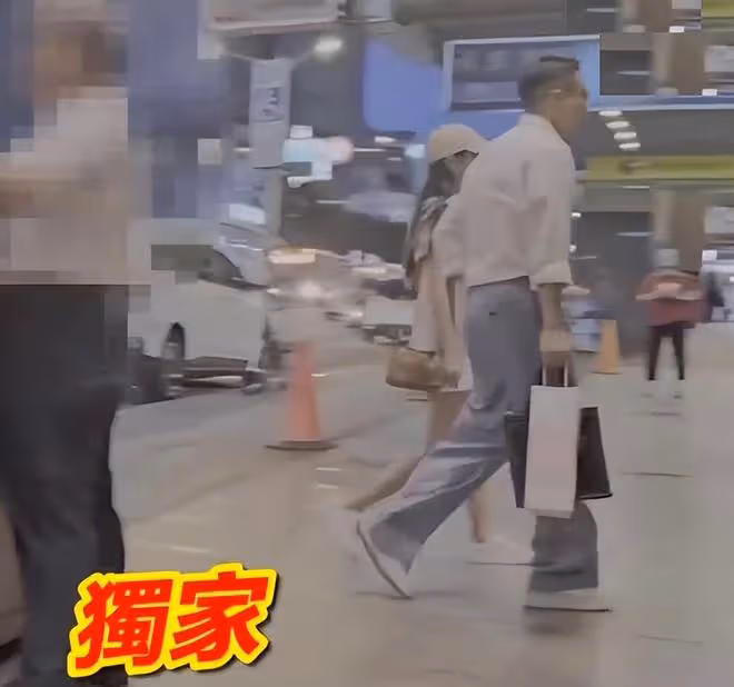 汪小菲給岳父岳母送大禮,手提高檔禮盒非常禮貌,小梅笑個不停