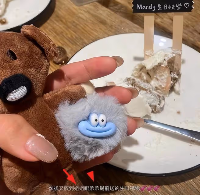 汪小菲給岳父岳母送大禮,手提高檔禮盒非常禮貌,小梅笑個不停