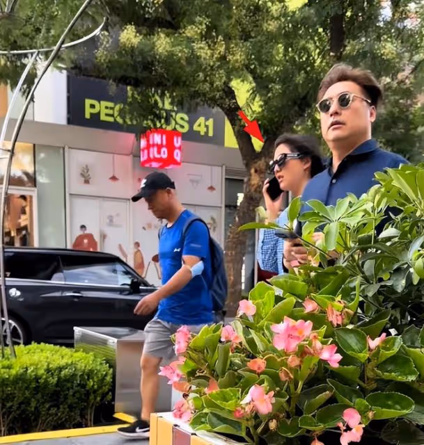 王詩齡又胖了,回國和父親在北京過暑假,打電話時大跨步前行