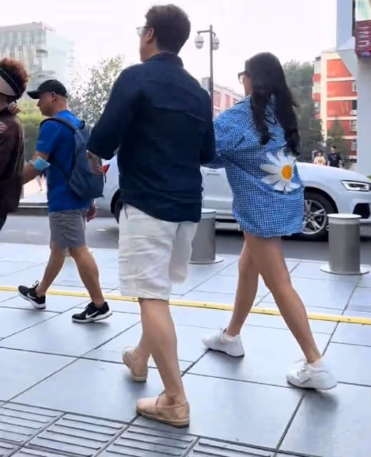 王詩齡又胖了,回國和父親在北京過暑假,打電話時大跨步前行