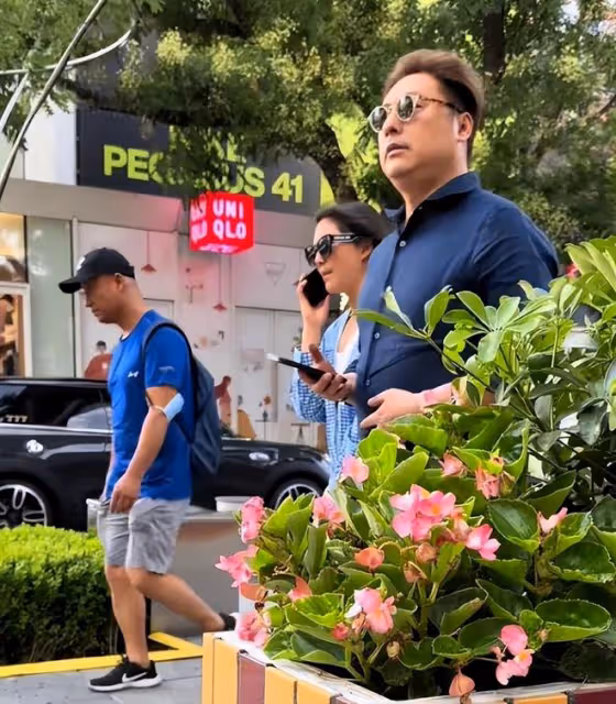 王詩齡又胖了,回國和父親在北京過暑假,打電話時大跨步前行