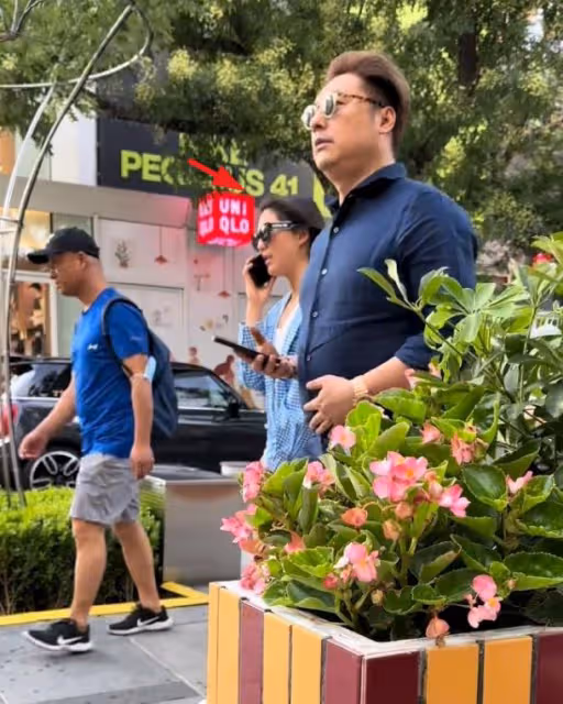 王詩齡又胖了,回國和父親在北京過暑假,打電話時大跨步前行