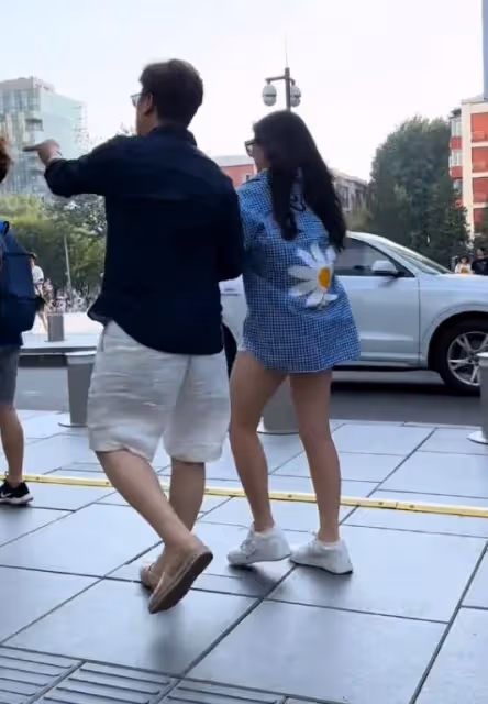 王詩齡又胖了,回國和父親在北京過暑假,打電話時大跨步前行