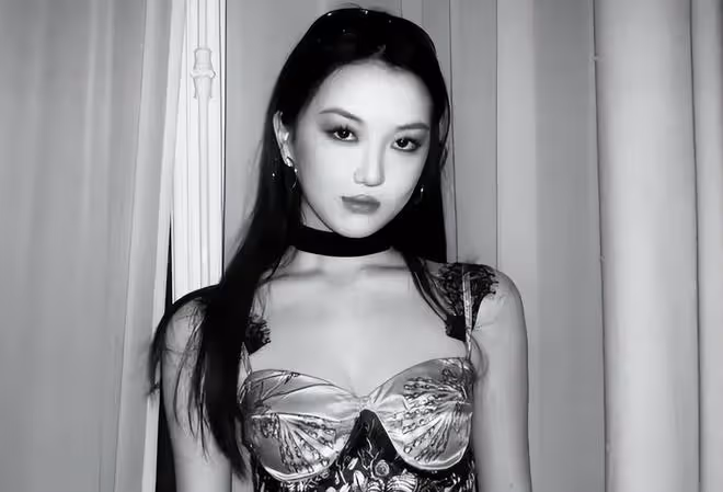 這是李嫣,18歲像小版的李亞鵬,但氣質仍舊很「王菲」