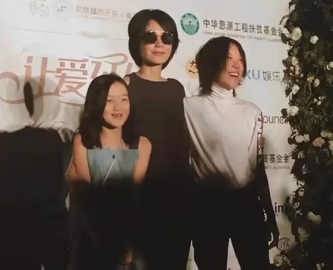 這是李嫣,18歲像小版的李亞鵬,但氣質仍舊很「王菲」