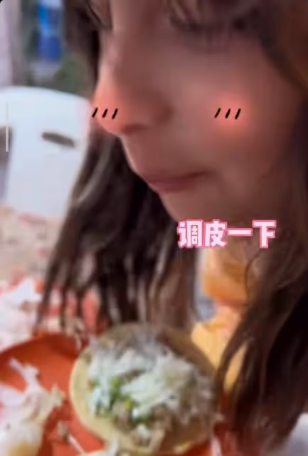 吳彥祖帶妻女吃路邊攤,11歲吳斐然吐舌賣萌顏值高,Lisa素顏好美