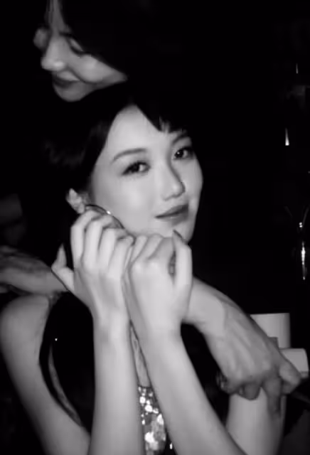 18歲李嫣曬辣妹穿搭,氣質冷艷越來越像王菲,嘴唇零瑕疵愈髮漂亮
