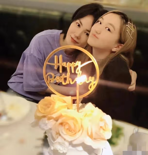 18歲李嫣曬辣妹穿搭,氣質冷艷越來越像王菲,嘴唇零瑕疵愈髮漂亮