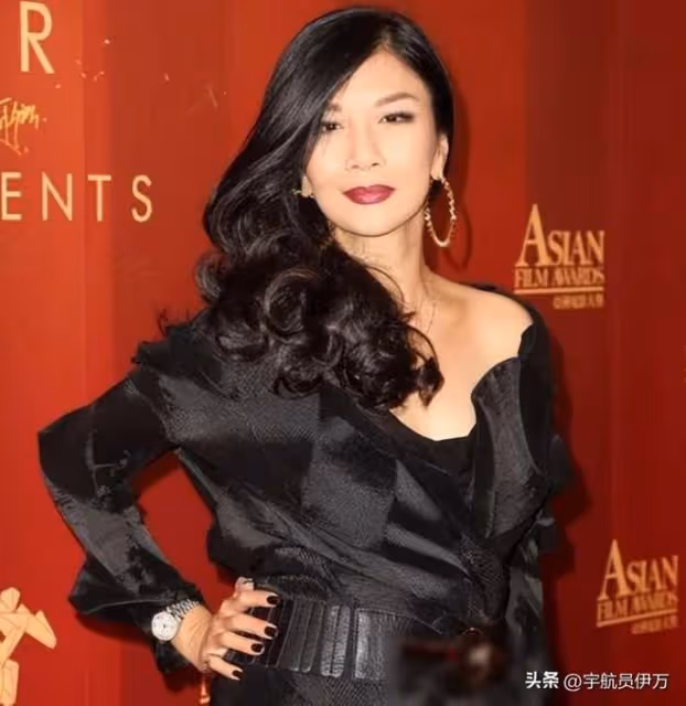 那個曾拒絕成龍，被香港警察男友拋棄的絕色女星，現在也胖成球了