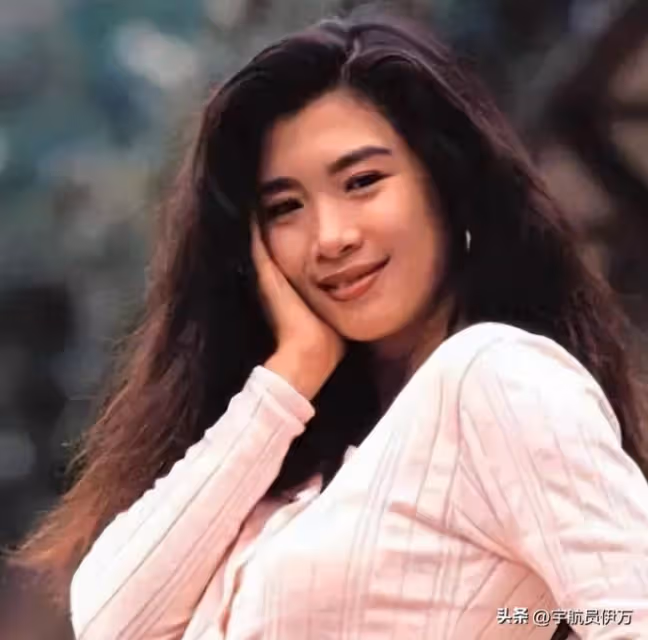 那個曾拒絕成龍，被香港警察男友拋棄的絕色女星，現在也胖成球了