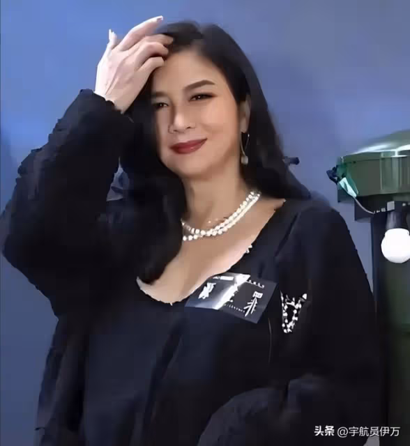 那個曾拒絕成龍，被香港警察男友拋棄的絕色女星，現在也胖成球了