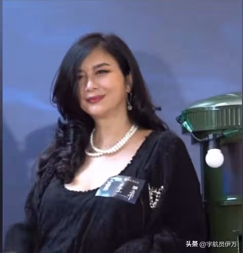 那個曾拒絕成龍，被香港警察男友拋棄的絕色女星，現在也胖成球了