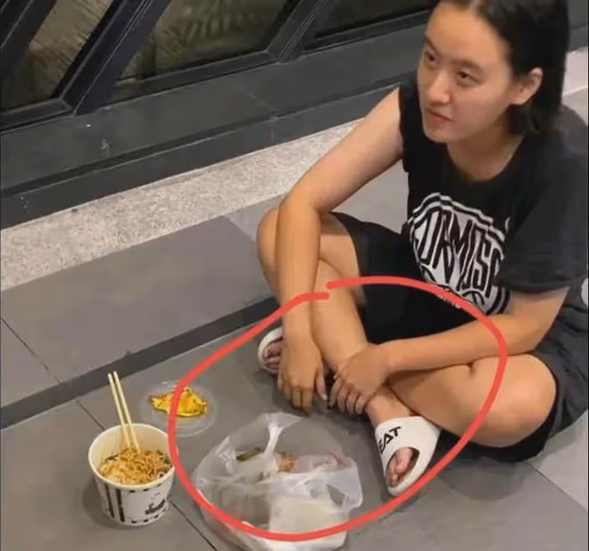 揪心！「爺孫戀」林靖恩近況堪憂，餓到沒飯吃，頭髮稀鬆如流浪漢