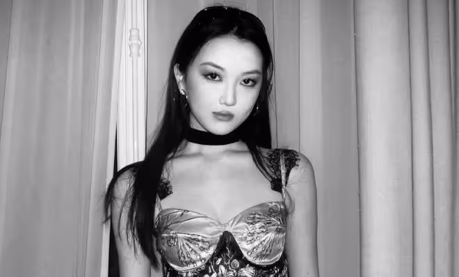 王菲18歲女兒曬自拍,李嫣畫煙燻妝看不出唇齶裂,美得好有高級感