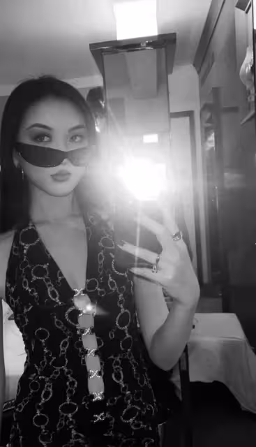 王菲18歲女兒曬自拍,李嫣畫煙燻妝看不出唇齶裂,美得好有高級感