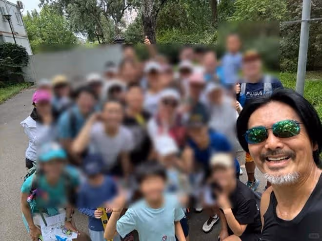 69歲周潤發朝陽公園跑步!手臂長滿了肉疙瘩,路人稱身高超180!