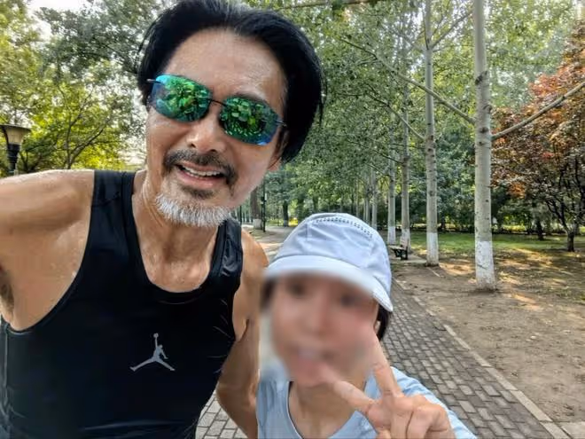 69歲周潤發朝陽公園跑步!手臂長滿了肉疙瘩,路人稱身高超180!