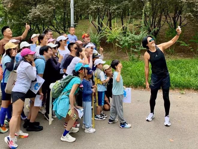69歲周潤發朝陽公園跑步!手臂長滿了肉疙瘩,路人稱身高超180!