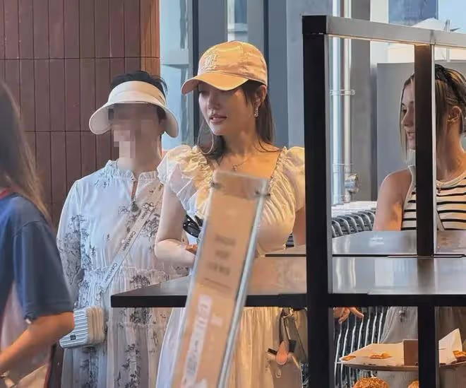 太壕!李小璐母女秦皇島看房,甜馨穿校服太顯黑,曝學費一年30萬