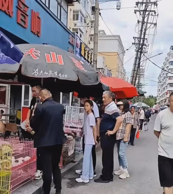 太壕!李小璐母女秦皇島看房,甜馨穿校服太顯黑,曝學費一年30萬