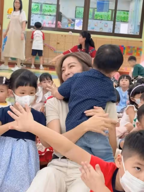 90後TVB花旦回母校幼兒園超受歡迎!與男友同居多年,仍無意結婚