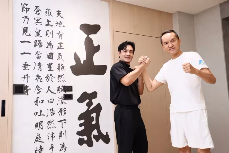 獨家｜唐治平駕駛BMW敞蓬車曝光　預支10萬元薪水被扒掉2萬