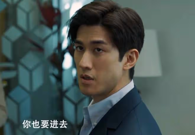 《赤熱》來襲,本是衝著黃曉明去的,我卻被身高168的女三驚艷了