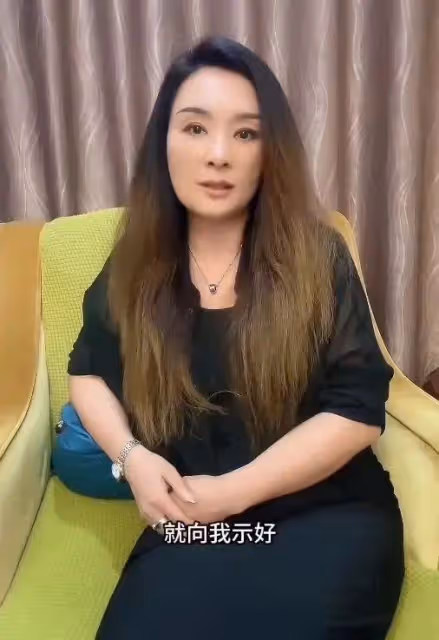 富婆喬姐再曝「狂飆兄弟」新料,稱自己已無法生育,淚灑直播間