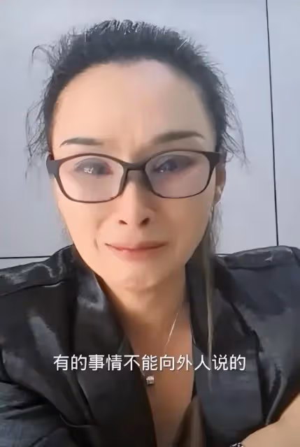 富婆喬姐再曝「狂飆兄弟」新料,稱自己已無法生育,淚灑直播間