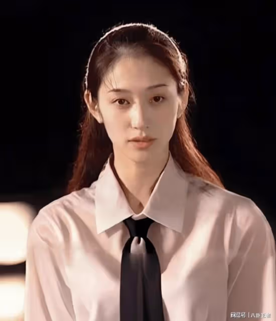難怪迷倒能黑老大!李小冉14歲長得像外國洋娃娃,學生照顏值逆天