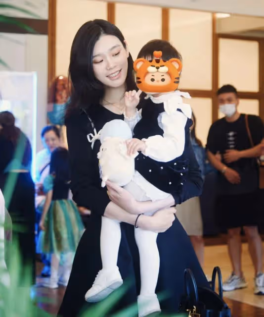 何猷君2歲女兒身高近1米,奚夢瑤改善四房身材基因很成功