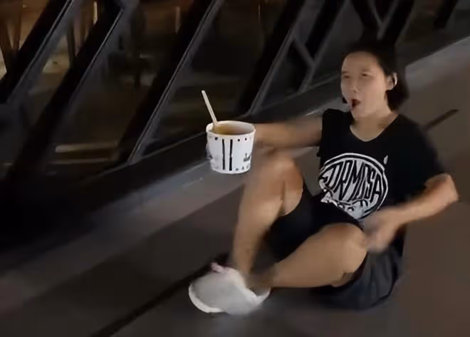 林靖恩偷外賣畫面曝光,親生父母與她和解,帶著她戒菸戒酒