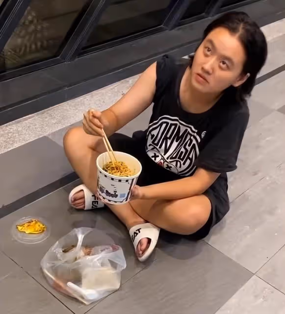林靖恩偷外賣畫面曝光,親生父母與她和解,帶著她戒菸戒酒