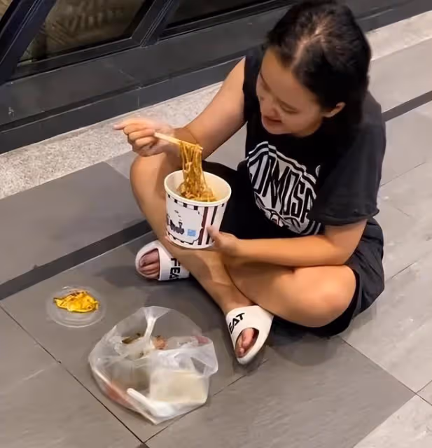 林靖恩偷外賣畫面曝光,親生父母與她和解,帶著她戒菸戒酒
