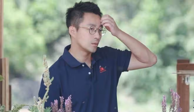 汪小菲機場被偷拍，形象大跌憤怒發聲，隱私保護引關注