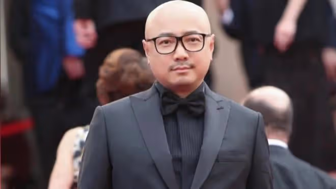 徐崢攜女散步罕見同框，星二代徐小寶展現別樣風采，引發熱議