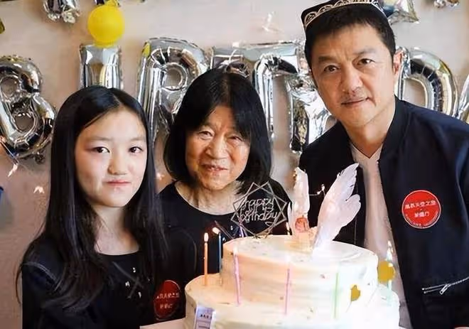 李嫣驚艷網友，18歲酷似王菲，星二代氣場全開引關注