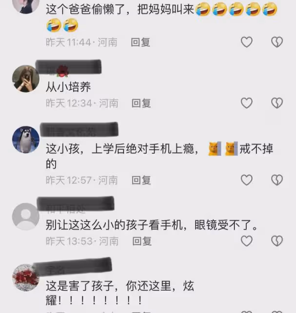 爸爸玩手機哄孩子睡覺，結果反被孩子哄睡，媽媽：孩子邊玩邊充電