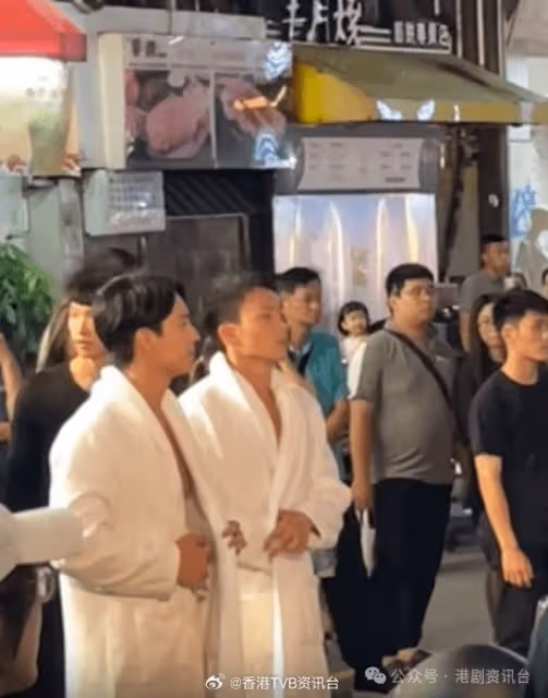 TVB當紅街頭「裸跑」被追打?逾百人圍觀瘋狂打卡嗌養眼