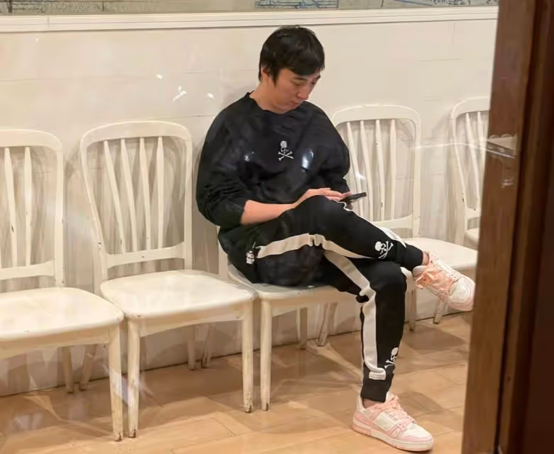 網友日本問路王思聰,說他是「乾淨清爽的大男孩」,日語很流利