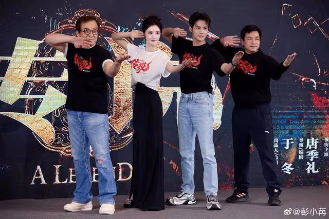 《傳說》彭小苒曬和成龍多年前合照感慨:夢想還是要有的