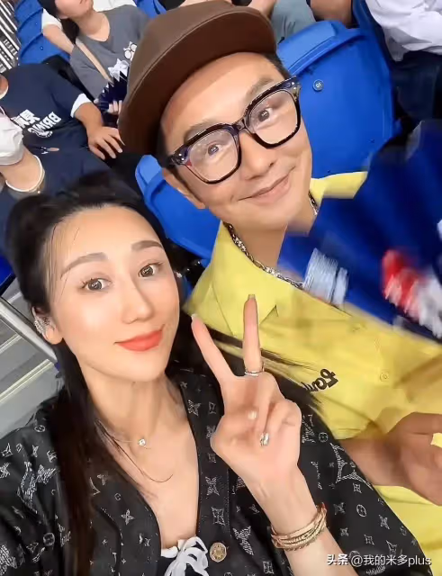 陳浩民結婚14周年,蔣麗莎帶3女1兒秀幸福,兩個妹妹靈動又漂亮