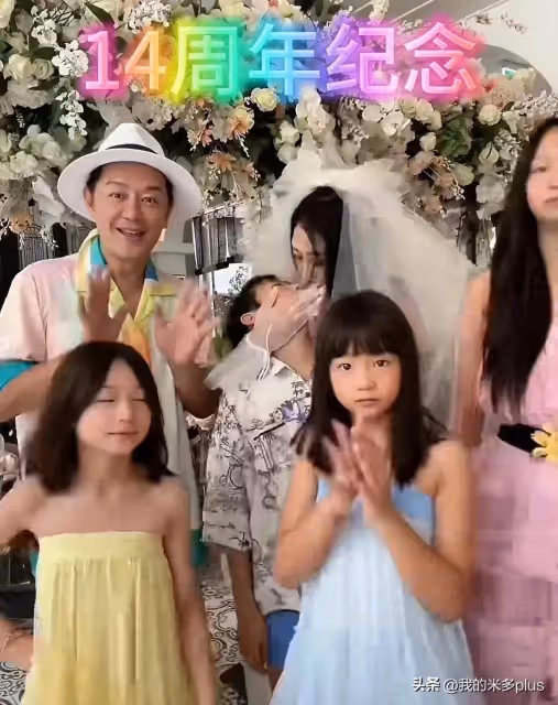 陳浩民結婚14周年,蔣麗莎帶3女1兒秀幸福,兩個妹妹靈動又漂亮