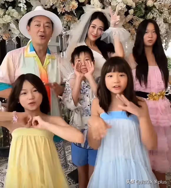 陳浩民結婚14周年,蔣麗莎帶3女1兒秀幸福,兩個妹妹靈動又漂亮