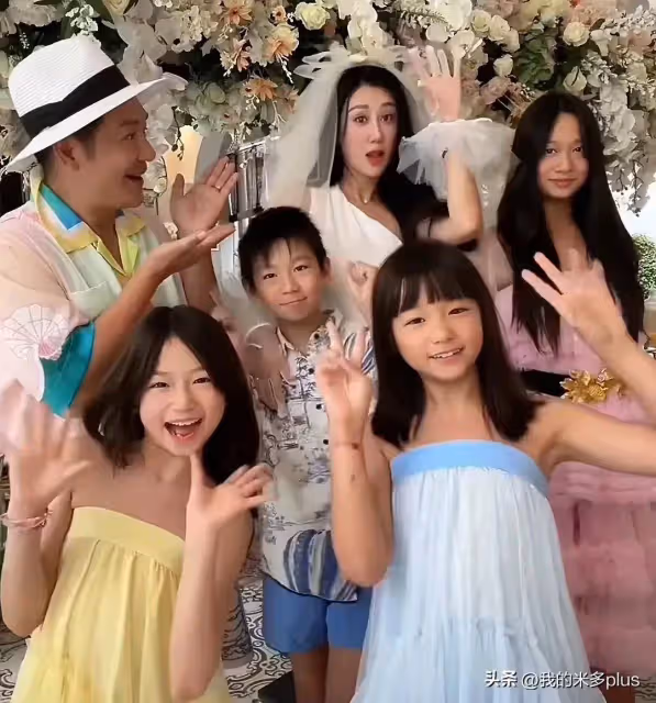 陳浩民結婚14周年,蔣麗莎帶3女1兒秀幸福,兩個妹妹靈動又漂亮