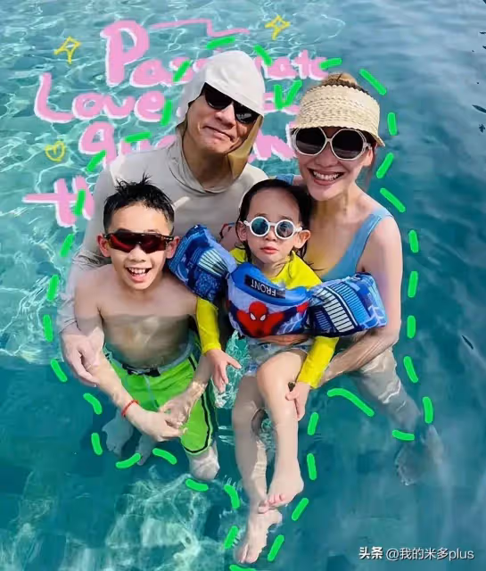 應采兒曬度假照，與老公陳小春搭肩膀摟腰秀恩愛，一家人曬得黝黑