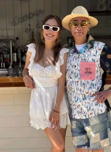 應采兒曬度假照，與老公陳小春搭肩膀摟腰秀恩愛，一家人曬得黝黑