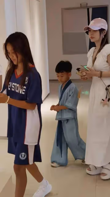 甜馨陪媽媽現身,李小璐穿長裙似少女,甜馨顯黑