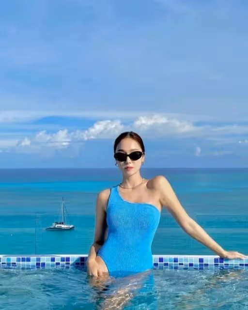 看了Jessica鄭秀妍9套泳裝照，才發現，不暴露，也可以時髦又美麗