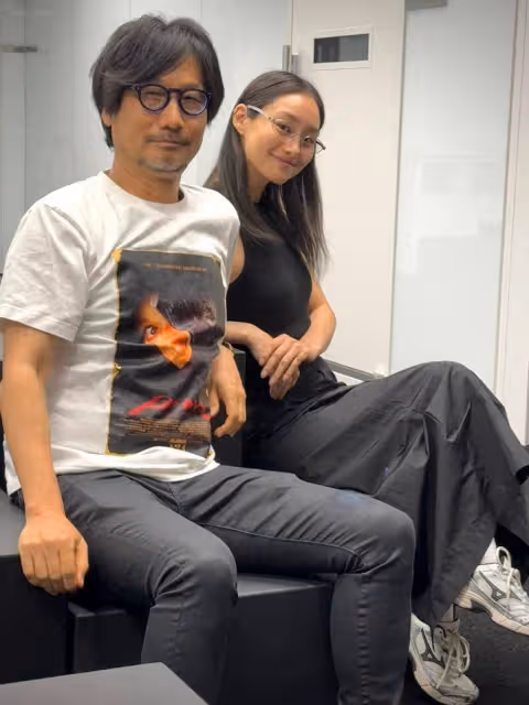 《死亡擱淺2》小島秀夫與女演員合照:露背照很美